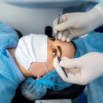 Bladeless cataract surgery in Faridabad by top eye surgeon Dr. Vikas Thukral using advanced phaco technique at Faridabad Eye Care Centre